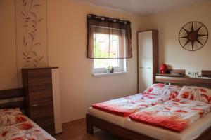 a bedroom with a bed and a window at kleines Ferienhaus am Feldrand in Malchow