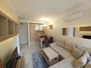 een woonkamer met een bank en een tafel bij Private Apart in Sveti Vlas Harmony Suite in Sveti Vlas