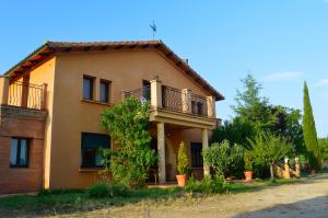 a house with a balcony on the side of it at Granja de Cantarinas in Ciudad-Rodrigo +7 photos