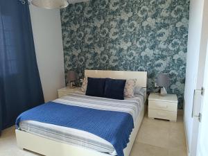 A bed or beds in a room at La Casita de Brownie