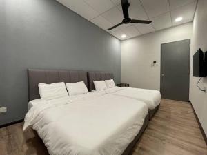 un grande letto bianco in una stanza con soffitto di 8pax with kids pool KTV Jacuzzi a Gelugor