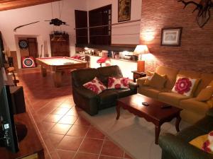 Sala de estar con 2 sofás y mesa en Tapada do Padre Rosa, en Vila Viçosa