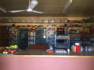 una tienda con una barra con comida y bebidas en Kwa-Crossing, 
