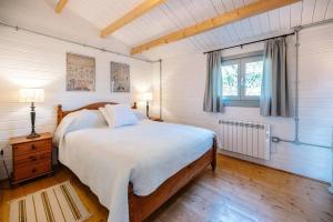 Un dormitorio con una cama grande y una ventana en The Cabin, Parham, en Woodbridge