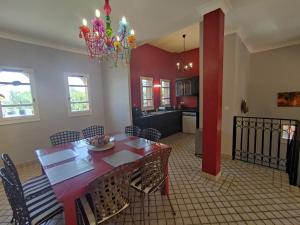 een eetkamer en een keuken met een tafel en stoelen bij Chambre Secret Room, Riad 3 Couple only au village naturiste in Cap d'Agde