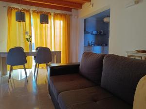 A seating area at La Casita de Brownie