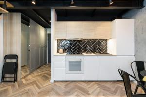 Kitchen o kitchenette sa Stylish Apartment Opieńskiego by Renters