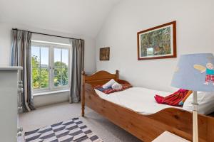 - une chambre avec un lit et une fenêtre dans l'établissement Little Haven, à Oxwich