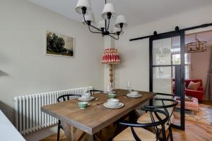 チェスターにある*NEW* Little Pyecroft House, Chesterのダイニングルーム(木製テーブル、椅子付)