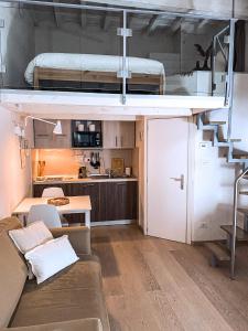 ein Wohnzimmer mit einem Sofa und einem Etagenbett in der Unterkunft Acacia Firenze - Giglio in Florenz
