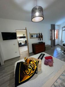 - une chambre avec une couverture tigre sur un lit dans l'établissement Apartamento Sofia Los Cristianos, à Los Cristianos