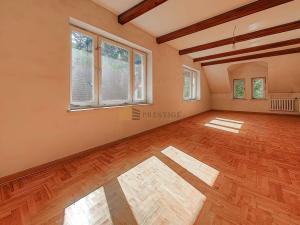 un soggiorno vuoto con pavimenti e finestre in legno di Sweet Home a Klarysew