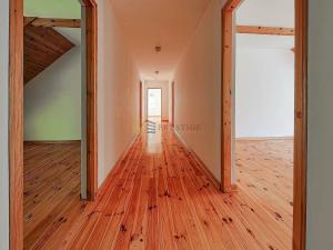 una stanza vuota con pavimenti in legno e un corridoio aperto di Sweet Home a Klarysew