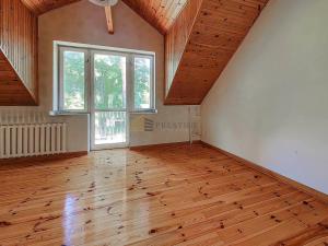 una stanza vuota con pavimenti in legno e una grande finestra di Sweet Home a Klarysew