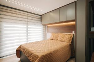 Loft com sacada, lareira e garagem no Parque Una客房内的一张或多张床位