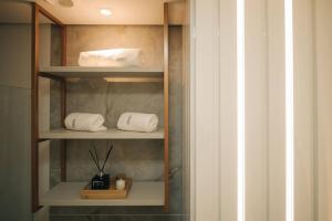 佩洛塔斯Loft com sacada, lareira e garagem no Parque Una的浴室内带毛巾和毛巾的架子