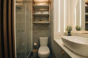 Loft com sacada, lareira e garagem no Parque Una的一间浴室