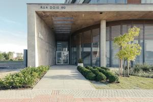 Loft com sacada, lareira e garagem no Parque Una的门面或入口