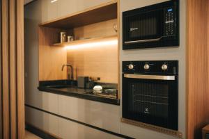 Loft com sacada, lareira e garagem no Parque Una的厨房或小厨房