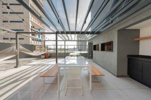 Loft com sacada, lareira e garagem no Parque Una的休息区