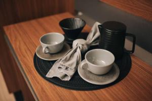 Loft com sacada, lareira e garagem no Parque Una的咖啡和沏茶工具