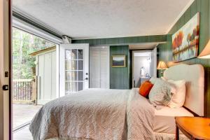 Un dormitorio con una cama grande y una ventana en Black Mountain Vacation Rental about 2 Mi to Downtown!, en Black Mountain