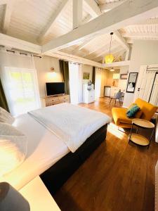 Giường trong phòng chung tại Pension und Appartements alter Fehrbelliner Bahnhof