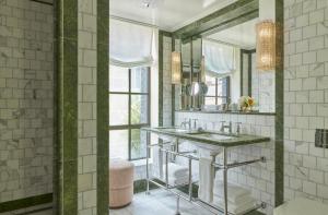 uma casa de banho com um lavatório e um espelho em Broadwick Soho em Londres