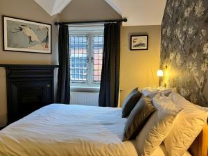 a bedroom with a bed and a window at Kyoto Rooms Winchester in Winchester