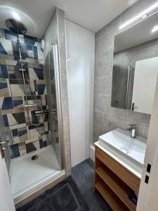 Splendid 92m2 Renovated, 4 Rooms tesisinde bir banyo