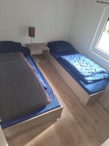 a bedroom with two beds and a window at Bospark Wolfsven - BPW 1583 in Mierlo
