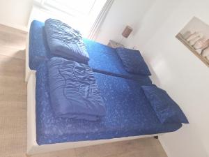 een bed met blauwe lakens in een kamer bij Bospark Wolfsven - BPW 1583 in Mierlo