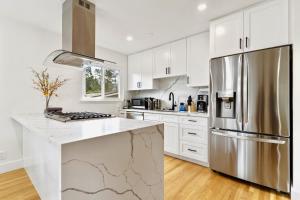 Η κουζίνα ή μικρή κουζίνα στο @ Marbella Lane - Modern 4BR Coastal Charm