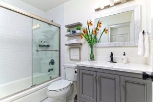 Ένα μπάνιο στο @ Marbella Lane - Modern 4BR Coastal Charm +37 φωτογραφίες