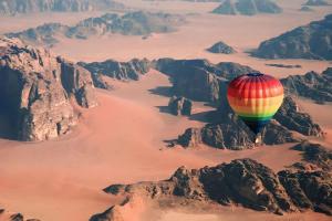 Ein Heißluftballon fliegt über die Wüste in der Unterkunft wadi rum tha moon in Wadi Rum