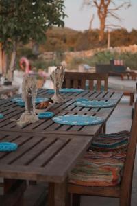 een houten tafel met blauwe platen erop bij Dorinda in Agia Marina