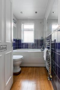 y baño con bañera, aseo y lavamanos. en 2 bedr apmt, seaview terrace, central Broadstairs, en Broadstairs