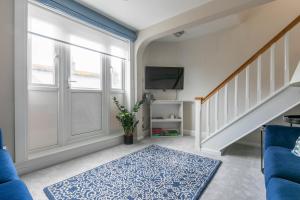 uma sala de estar com uma porta de correr e um tapete azul em 2 bedr apmt, seaview terrace, central Broadstairs em Broadstairs