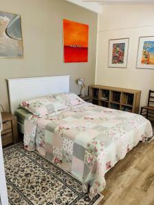 sypialnia z łóżkiem z kołdrą w obiekcie Amazing River House w mieście North Yunderup