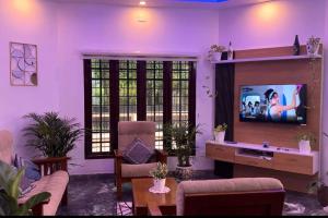 TV at/o entertainment center sa Hosted by Resmi Jayalal