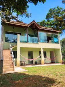 una casa con muchas ventanas en Pacífico Sul Suítes, en Ubatuba