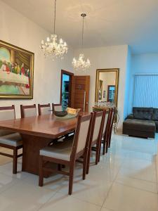 卡皮托利烏的住宿－Suites Silva，一间带木桌和椅子的用餐室