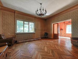 un soggiorno vuoto con lampadario pendente e pavimenti in legno di Sweet Home a Klarysew