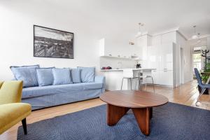 ein Wohnzimmer mit einem blauen Sofa und einem Tisch in der Unterkunft NOA - Tatar Beyi 18 in Istanbul