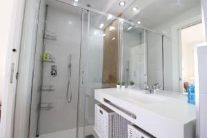 a bathroom with a white sink and a shower at Summerlandrota Cordoba8 in Rota