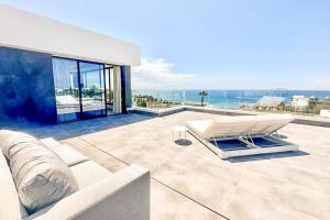 ein Wohnzimmer mit einem Sofa und Meerblick in der Unterkunft Villa Infinity in Playa Blanca