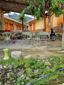 - un ensemble de chaises et de tables sur une terrasse dans l'établissement Vạn Duy Homestay, à Quản Bạ