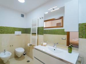 uma casa de banho com um WC e um lavatório em Da Sara em Pozzuoli
