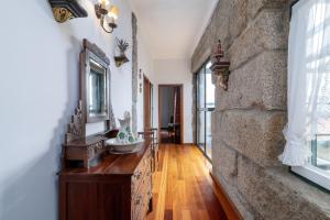 bagno con lavandino e parete in pietra di Quinta do Carvalhal Alojamento, Penafiel a Irivo Altre 81 foto