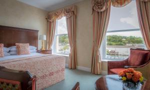 een slaapkamer met een bed en een groot raam bij Granville Hotel in Waterford